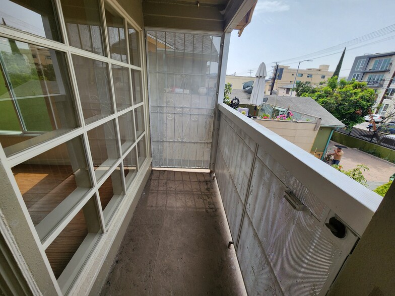 Building Photo - 5264 Cahuenga Blvd