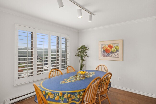 Building Photo - Luxurious 2 Bedroom, 2 Bathroom Condo for Rent