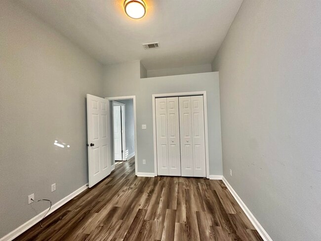 Building Photo - 8335 Hinsdale Way