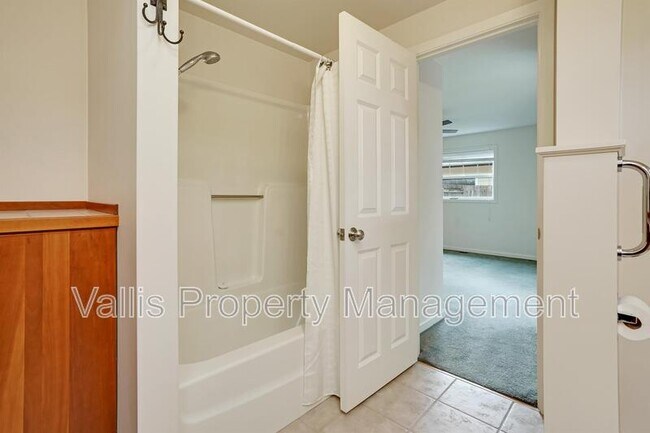 Building Photo - 3385 Camellia Dr S