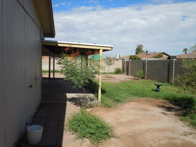 Building Photo - 520 E Judi Dr