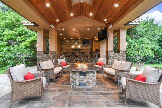 Building Photo - 352 King Fisher Dr