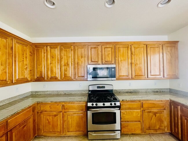 Building Photo - Newly Renovated 5 bd, 3 bth, Loft, w/ down...