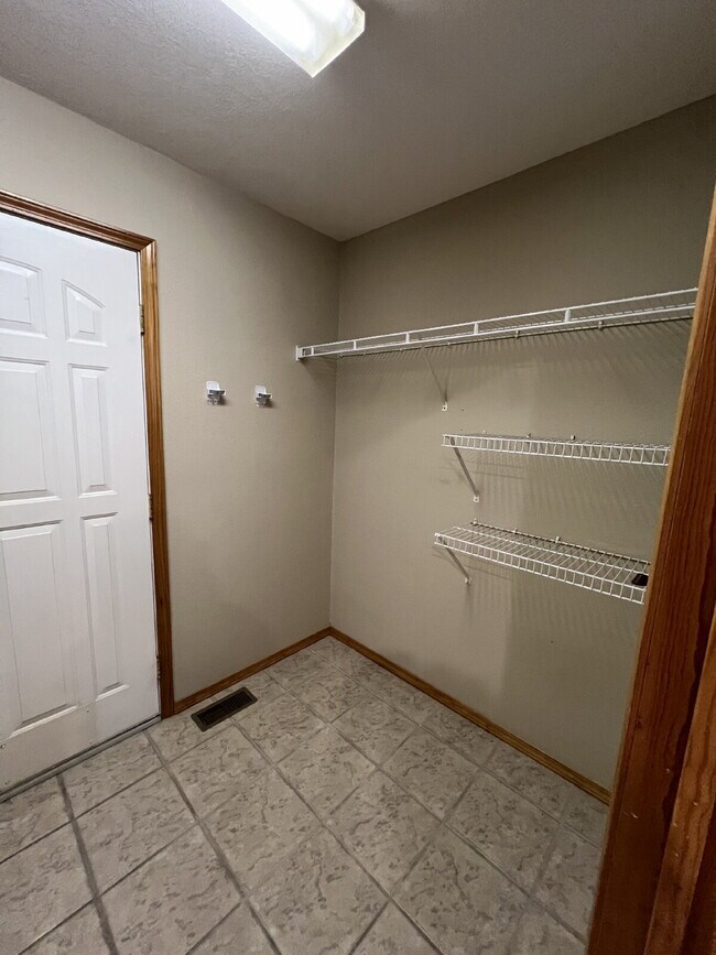 Building Photo - 3BR / 2BA  - with Fenced in backyard