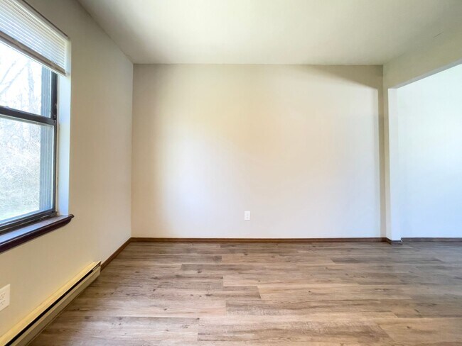 Building Photo - 2213 E Memorial Dr
