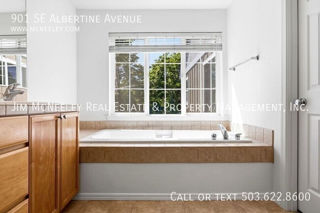 Building Photo - 901 SE Albertine St