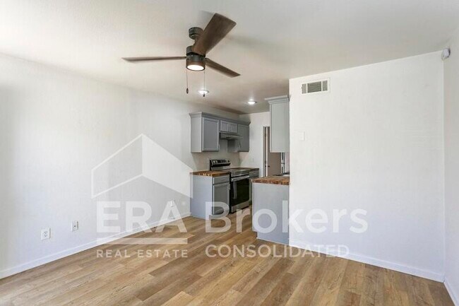 Building Photo - 614 Adams Ave