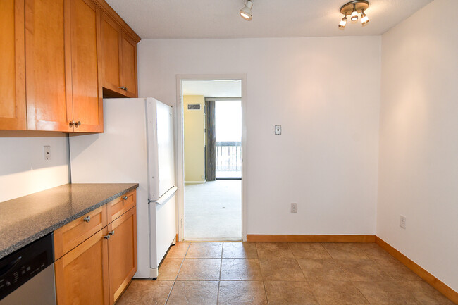 Dining area in kitchen, DR to Balcony - 400 Madison St