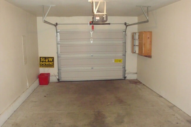 Building Photo - 2 Bed Duplex with Fenced Yard, Covered Patio & Water Included