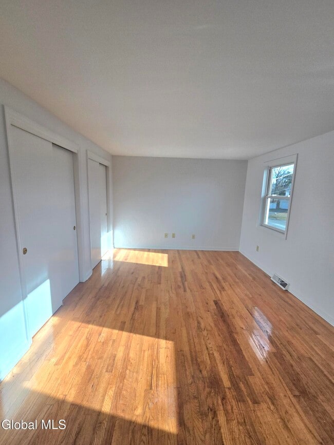 Building Photo - 19 Commodore St