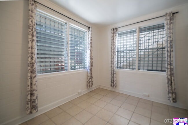 Building Photo - Conveniently Located Moi'ili'ili Apt. near...