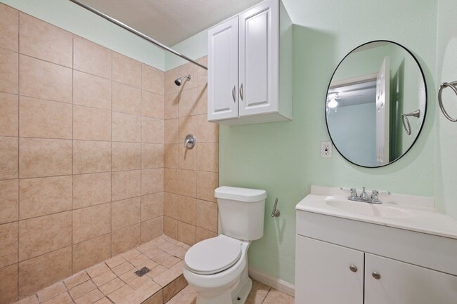 Building Photo - ALL BILLS PAID spacious 1-1