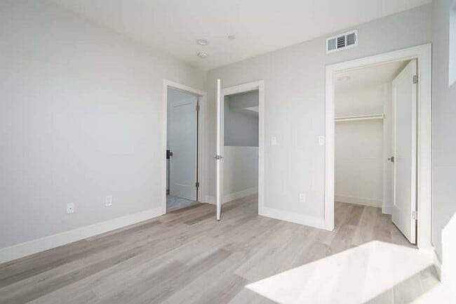 Building Photo - 5335 Homeside Ave