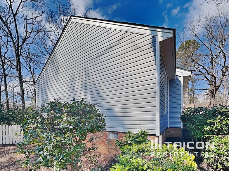 Building Photo - 204 River Song Rd