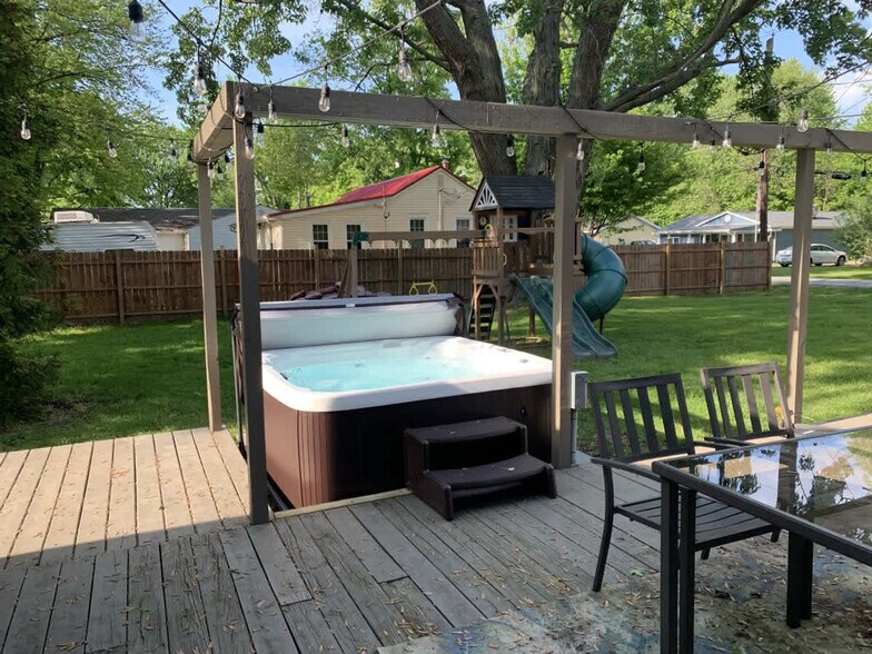 Building Photo - 7525 Lake Rd E