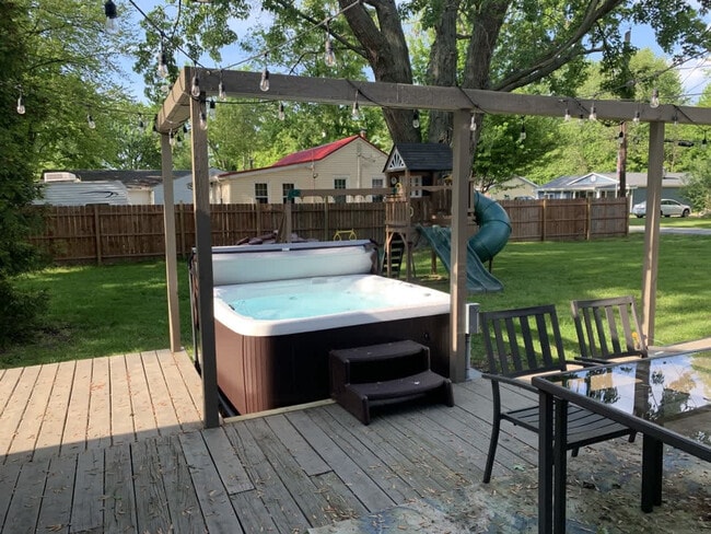 Building Photo - 7525 Lake Rd E