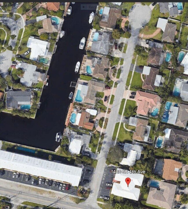 Building Photo - 1420 SE 4th Ave