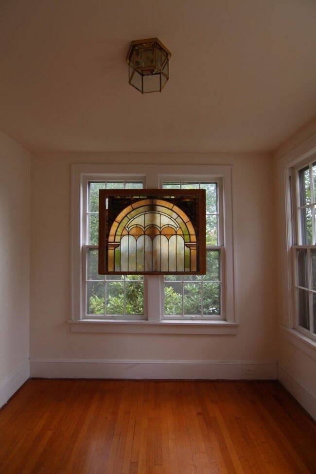 Building Photo - Radford, 5 BR / 2.5 BA, Available in August