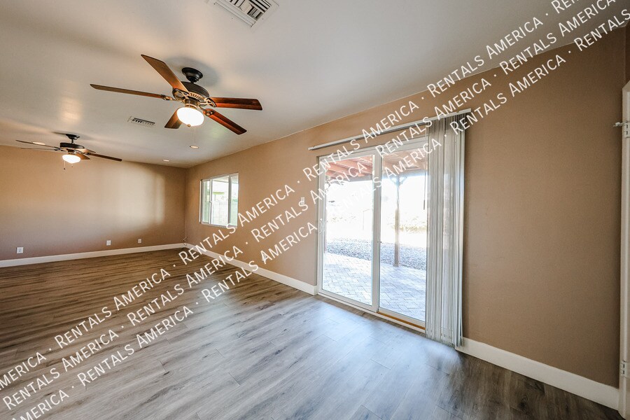 Building Photo - 6924 E Cheery Lynn Rd