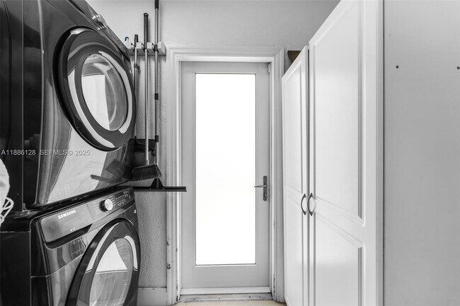 Building Photo - 4301 SW 85th Ave