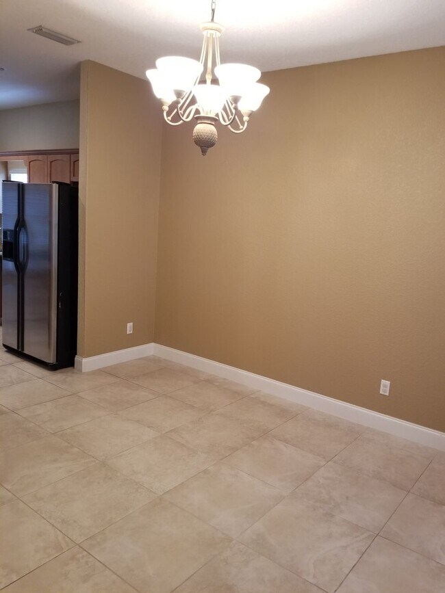 Building Photo - THREE BEDROOM NORTHEAST ST. PETERSBURG HOME