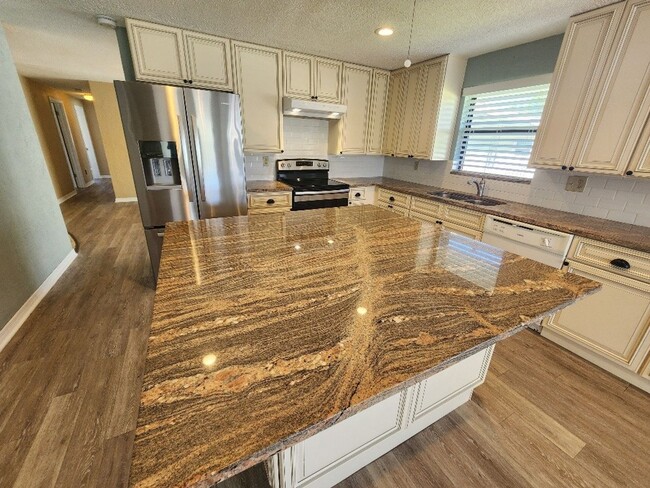 Building Photo - Beachside 3/2/1 Spacious Home