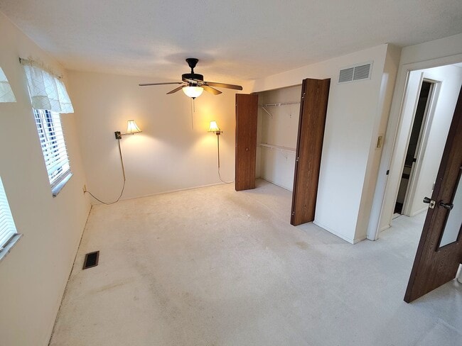 Building Photo - *Spacious & Conveniently Located 3BD/2.5BA Townhouse Available in Bethel Park*