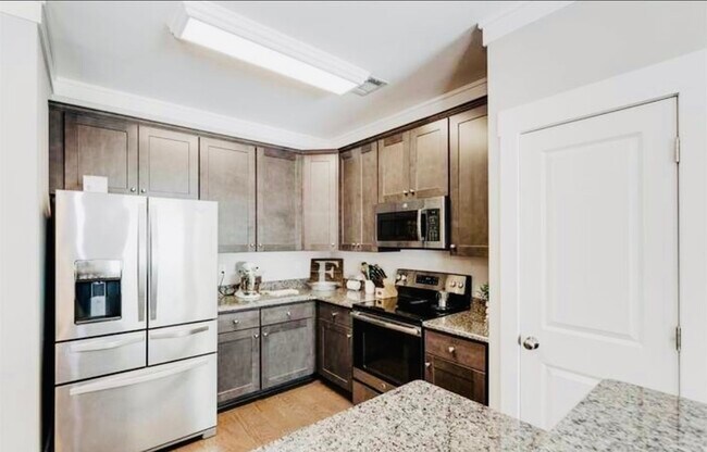 Building Photo - 731 Elmbrook Dr