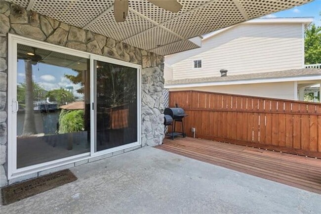 Building Photo - Beautiful Water Front Home