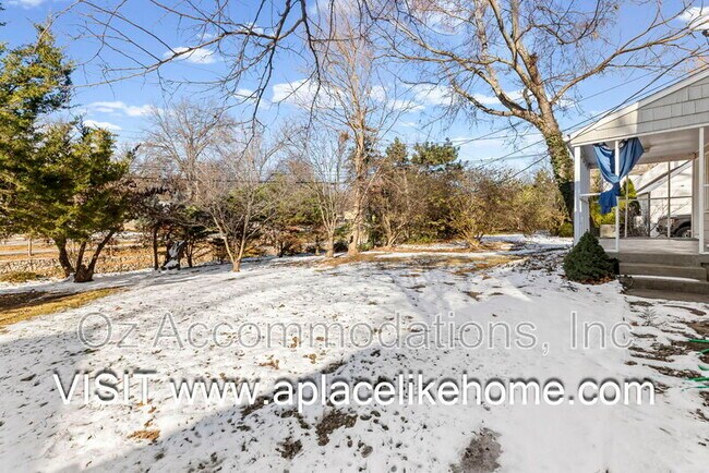 Building Photo - 7404 Village Dr