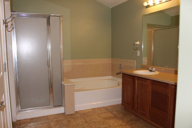 Building Photo - Reduced Price! Cozy and Convenient 2 Bedro...