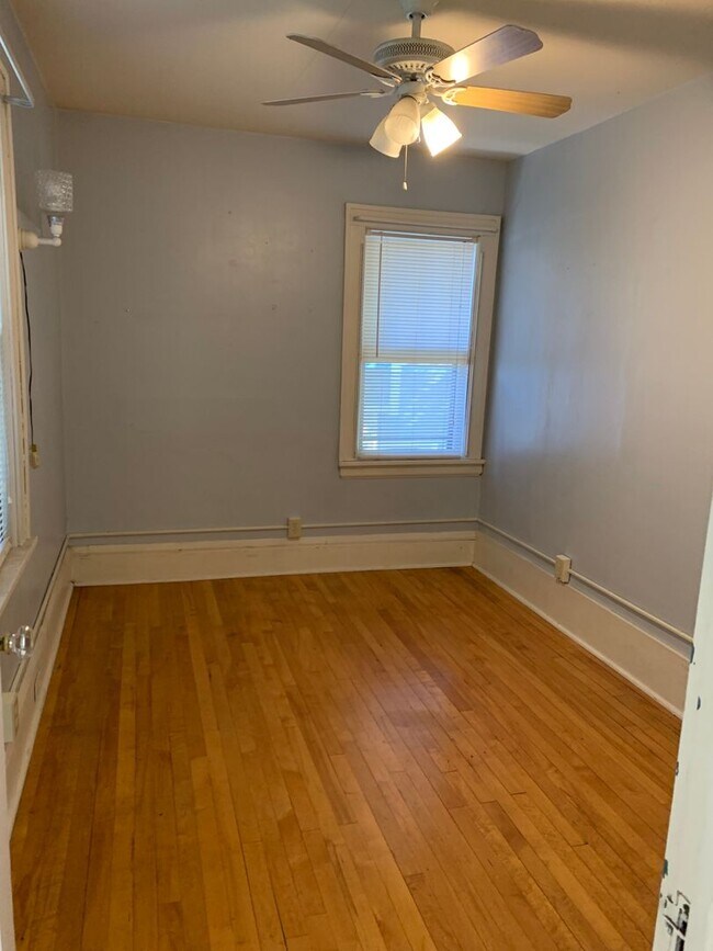 Building Photo - 4 Bedroom 2 Bathroom On the Edge of Dinkyt...