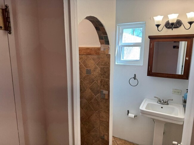 Building Photo - 630 Bryn Mawr Dr NE