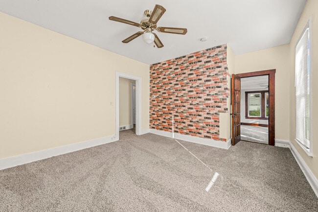 Building Photo - 1017 N Holbrook St