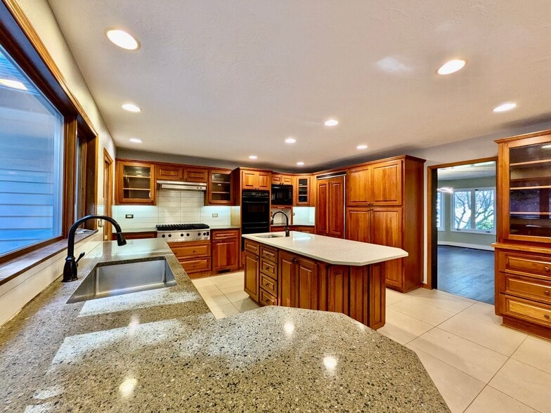 Building Photo - 18132 Westview Dr
