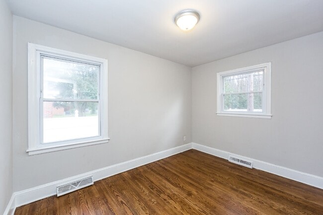 Building Photo - "Charming 3-Bedroom Retreat with Gleaming Hardwood Floors in Westerly Hills!"