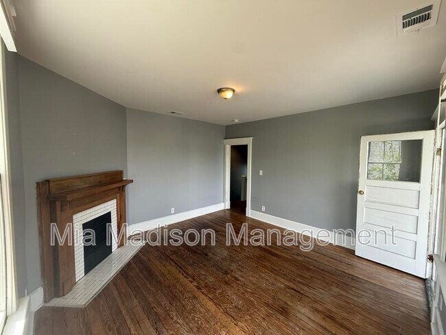 Building Photo - 607 W 44th St