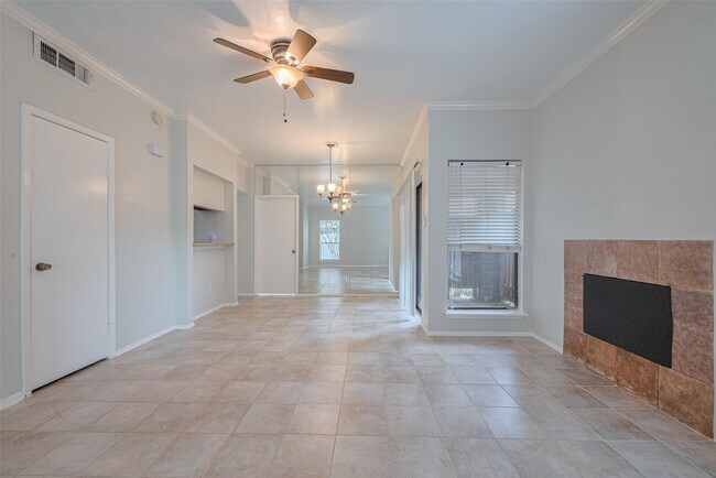 Building Photo - 2025 Augusta Dr