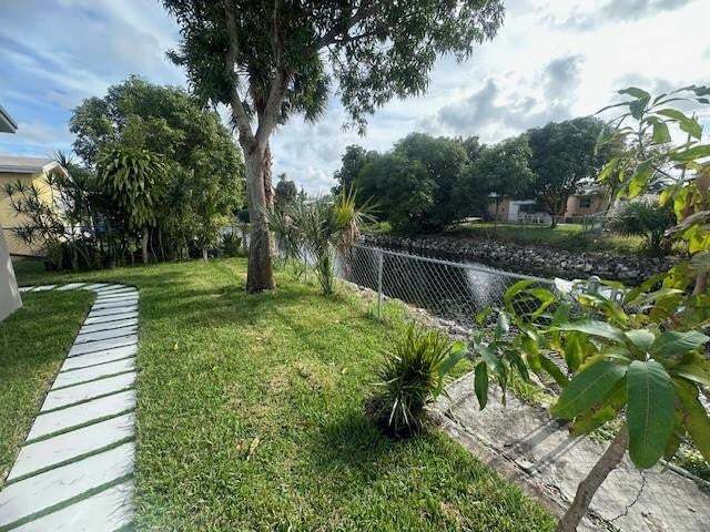 Building Photo - 6870 SW 18th Ct
