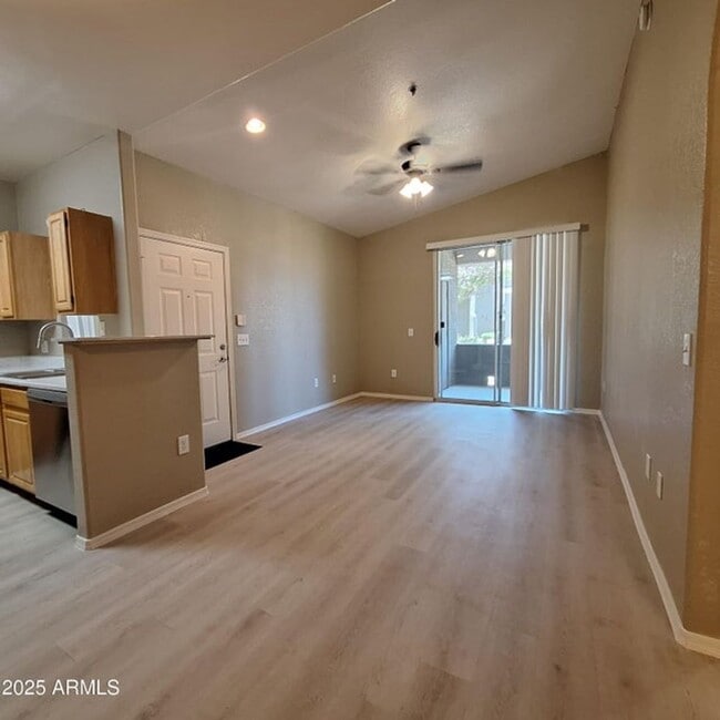 Building Photo - Charming 1 Bed 1 Bath Lower Level condo ++ Community Pool/SPA++Fitness Room