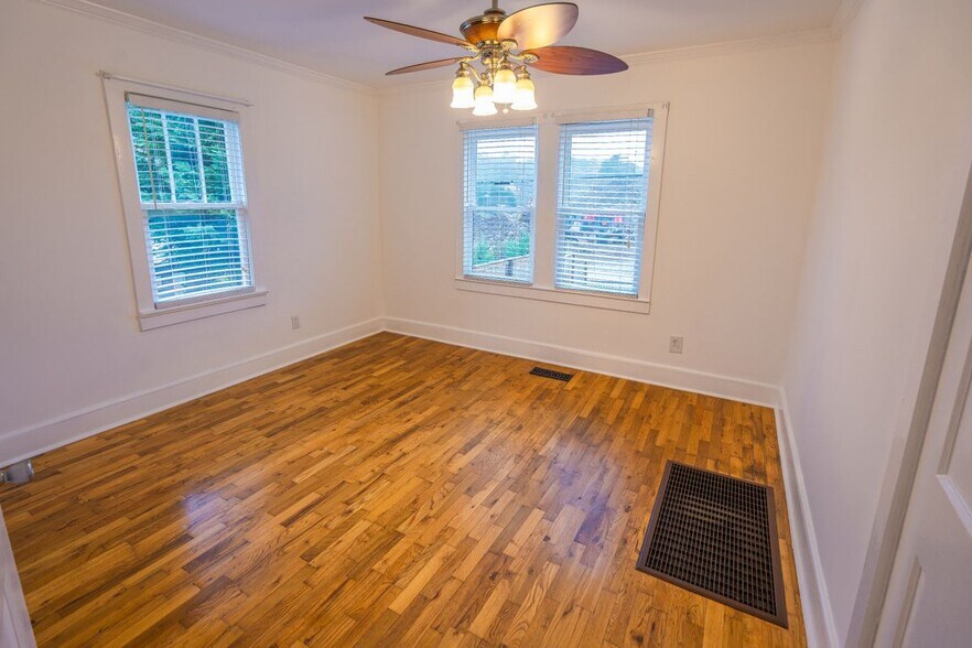 Building Photo - 1015 Avondale Ave SE