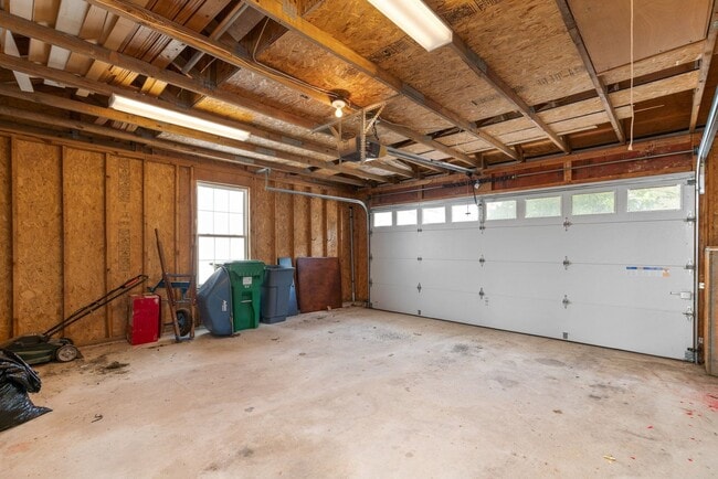 Building Photo - 2 Bed 2.5 Bath - Lakelands Townhome - Deta...