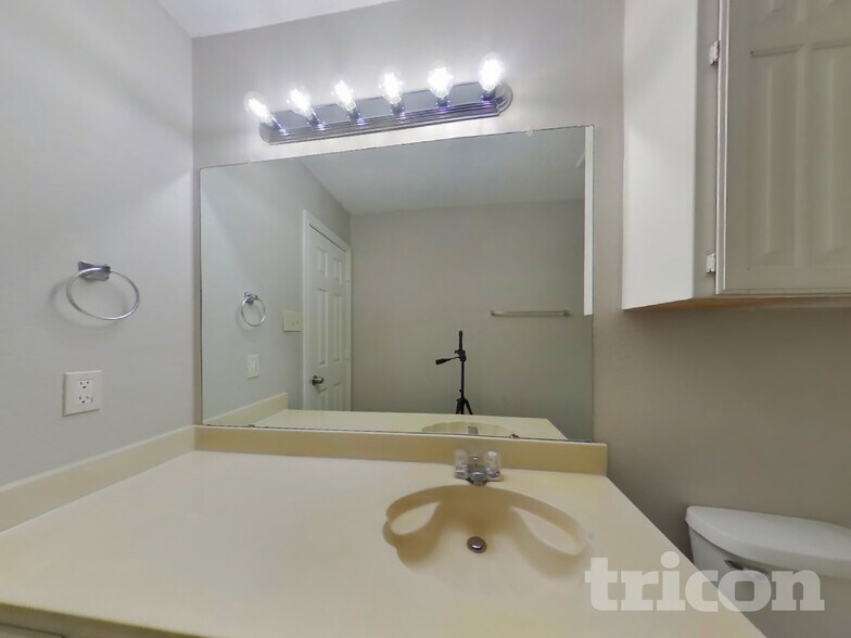 Building Photo - 934 Robinwood Dr