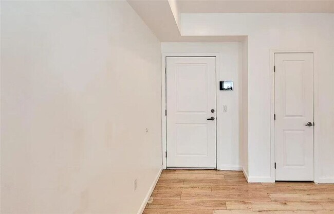 Building Photo - 137 W 6th St