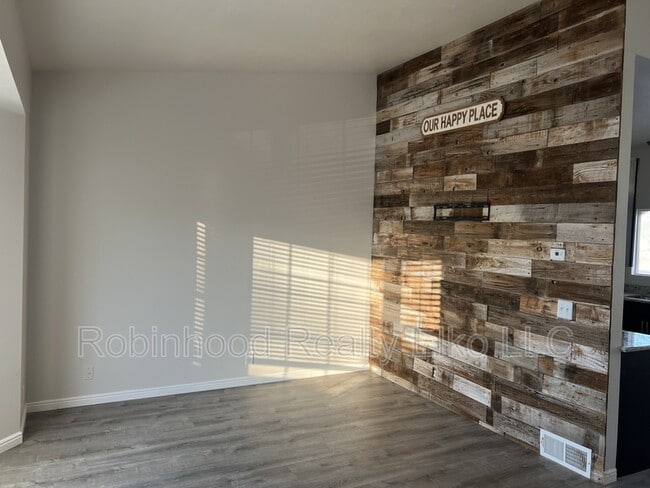 Building Photo - 1515 Glenmoor Dr