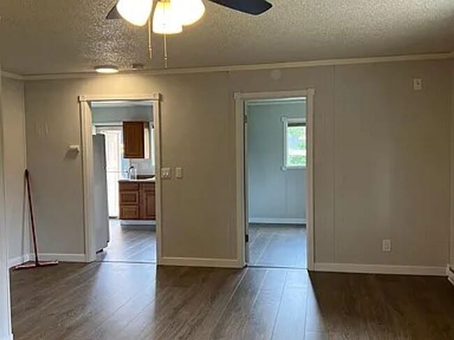 Building Photo - Fenced corner lot centrally located 2 bedroom 1 bath House