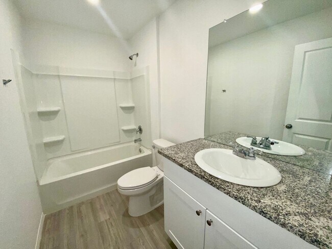 Building Photo - Beautiful 4-Bed 2-Bath Home in the Fabulou...