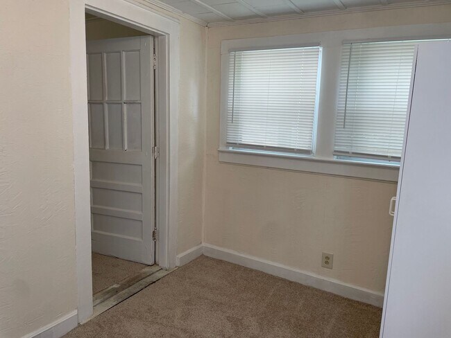 Building Photo - 420 N Elm St