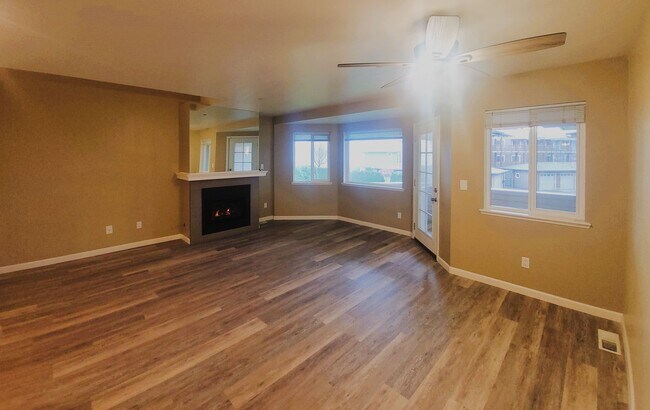 Building Photo - Bayview Townhouse Condo in Blaine with Gar...