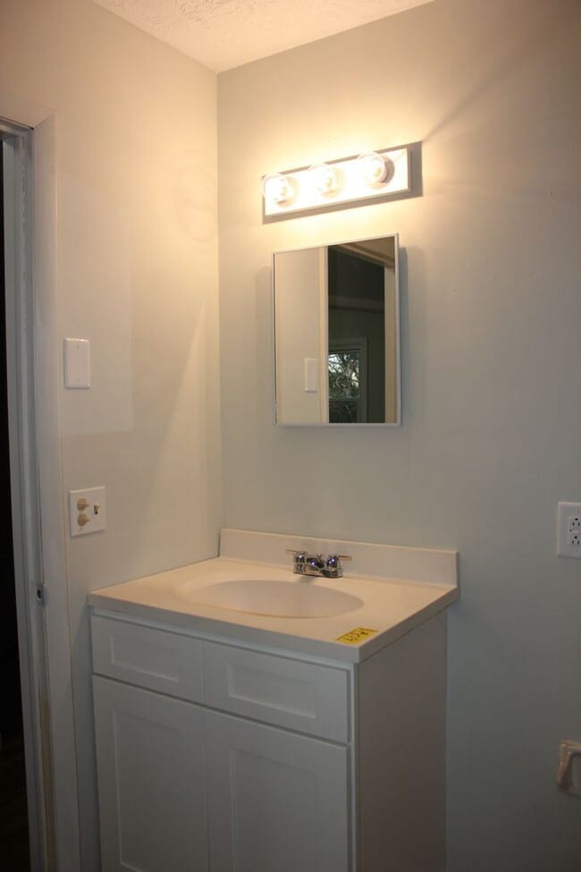 Building Photo - Newly Renovated Apartment for Rent